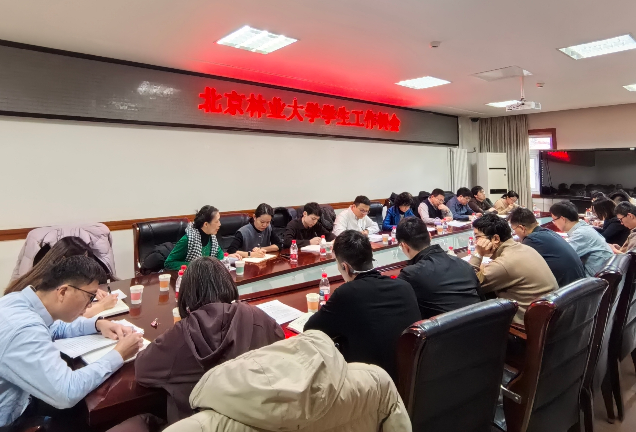 我校召开学生工作例会总结推进学生工作